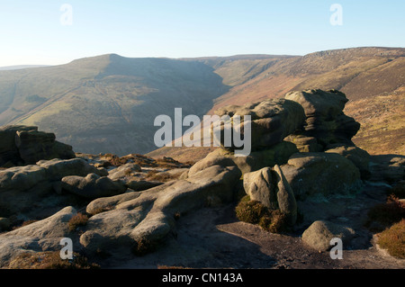 Grindsbrook Knoll und die Kinder Scout Plateau von Klingeln Roger Felsen.  Edale, Peak District, Derbyshire, England, Vereinigtes Königreich. Stockfoto