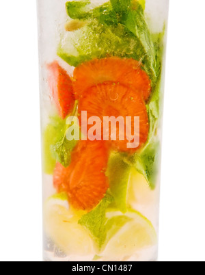 Ein köstlich erfrischenden Mojito mit Limetten, Erdbeeren und Minze Stockfoto