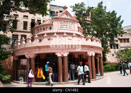 Touristen an einem Denkmal in Jallianwala Bagh, der die Märtyrer gut, wo eine große Anzahl von Menschen sprang und starb, um die Kugeln zu vermeiden Stockfoto