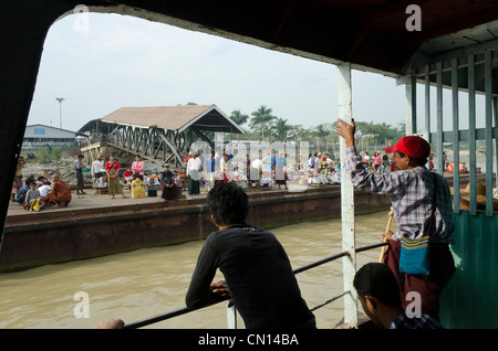 Öffentliche Fähre über den Yangon Fluss nach Dallah. Yangon. Myanmar. Stockfoto