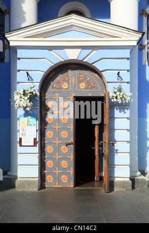 Eines der Eingangstüren, Klosterkirche St. Michael in Kiew, Ukraine Stockfoto