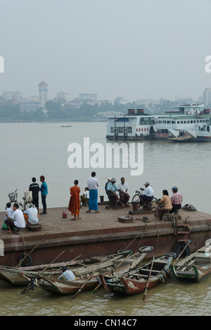 Öffentliche Fähre über den Yangon Fluss nach Dallah. Yangon. Myanmar. Stockfoto