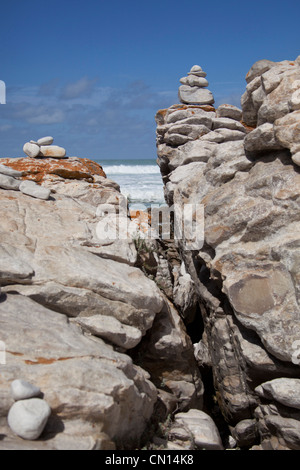 Steinen übereinander auf den Felsen am Kap L'Agulus, Südafrika Stockfoto