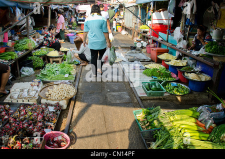Thailand, Bangkok. maeklong Eisenbahnschienen Markt, rechts auf Eisenbahnschienen gelegen. Stockfoto