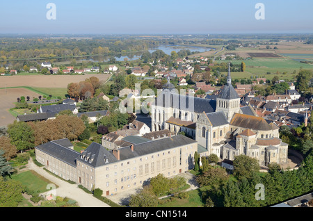 Frankreich, Loiret, Loire-Tal, Weltkulturerbe der UNESCO, Abtei Saint-Benoît-Sur-Loire (Luftbild) Stockfoto