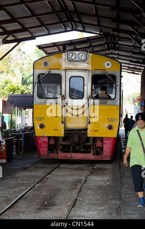 Thailand, Bangkok. Maeklong Railroad Tracks Market (auch bekannt als Train Market). Stockfoto