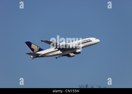 Singapore Airlines Airbus A380-841 9V-SKI Klettern vom Flughafen Heathrow entfernt Stockfoto