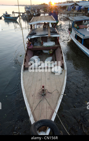 Ärgern Sie Boot bei Ebbe im Hafen von Labutta. Myanmar. Stockfoto