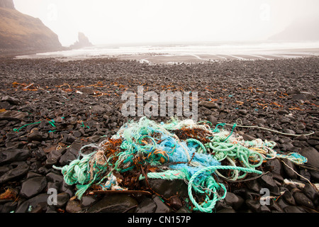 Kunststoff Schutt angeschwemmt in Talisker Bay auf der Insel Skye, Schottland, UK. Stockfoto