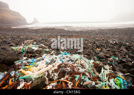 Kunststoff Schutt angeschwemmt in Talisker Bay auf der Insel Skye, Schottland, UK. Stockfoto