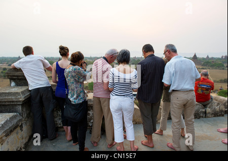 Touristen, die die Fotos von der Shwe San Daw-Pagode bei Sonnenuntergang in Bagan, Myanmar Stockfoto