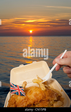 Essen und trinken, Fisch und Chips, Union Jack Flagge, Sonnenuntergang über Meer, Isle Of Wight, England, uk Stockfoto