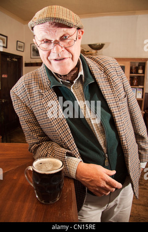 Suffolk-Erzähler, Komiker und Autor Charlie Haylock mit einem Pint mild in eine Country-Pub. Stockfoto