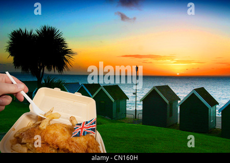 Essen und trinken, Fish &amp; Chips, Union Jack Flagge, Sonnenuntergang, Meer, Isle Of Wight, England, uk Abendmahl Sonnenaufgang Gabel Plastik Körbchen Stockfoto