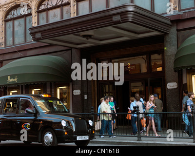 London England Knightsbridge Menschen außerhalb Harrods von einem Auto getroffen Stockfoto