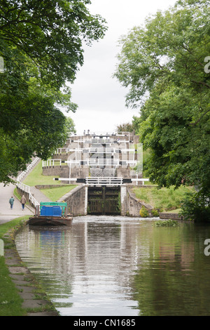 Steigen fünf Schleusen auf The Leeds und Liverpool Canal, Bingley, West Yorkshire, Großbritannien Stockfoto