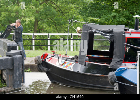 Lastkähne auf The Leeds und Liverpool Canal, Bingley, West Yorkshire, Großbritannien an den fünf Aufstieg Schleusen Stockfoto