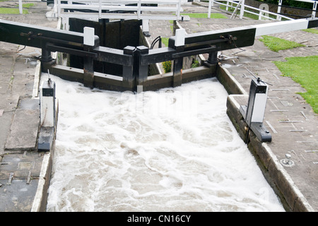 Wasser in die Schlösser an der Leeds und Liverpool Canal, Bingley, West Yorkshire, Großbritannien an fünf Aufstieg Schleusen Stockfoto