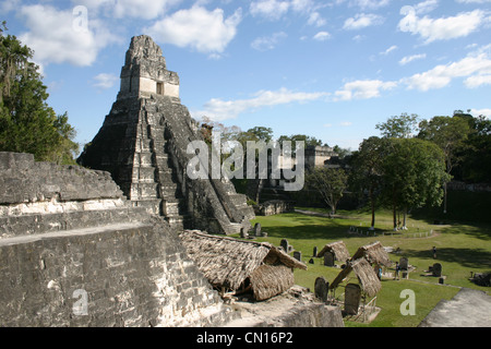 Die antike Maya-Stadt Tikal im Peten Basin, Guatemala. Ein majestätischer Blick auf den Großen Platz und Tempel I (Tempel des Großen Jaguar) umgeben Stockfoto