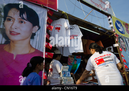 NLD stehen mit Postern von The Lady Wahlkampf. Labutta. Irrawaddy-Delta. Myanmar. Stockfoto