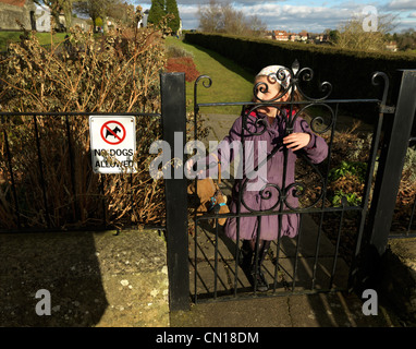 Dorset England Shaftesbury Mädchen Öffnung Tor zum Park Stockfoto