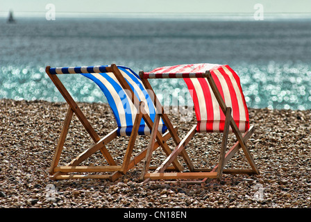 Leere Liegestühle am Strand, Brighton, Sussex, Großbritannien. Stockfoto