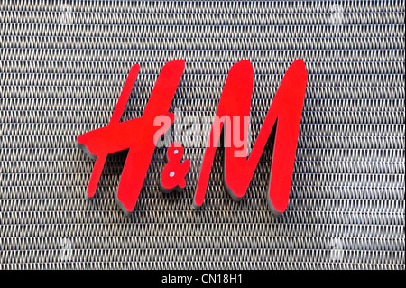 Melden Sie mit H & M Logo des Kleiderladens Stockfoto