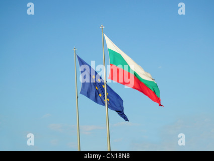 Flaggen der bulgarischen und Europäischen Union winkt des Winds Stockfoto