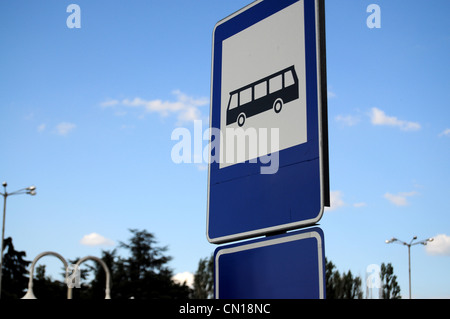 Blau Blechschild von einer Bushaltestelle Stockfoto