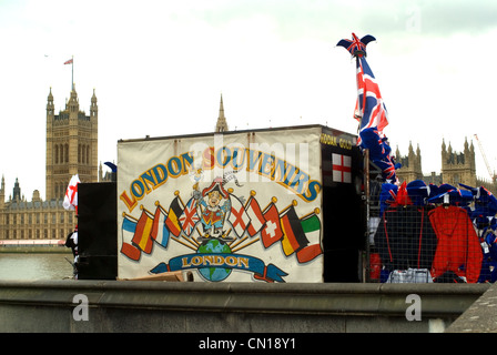 London Souvenirs vor dem Houses of Parliament Stockfoto