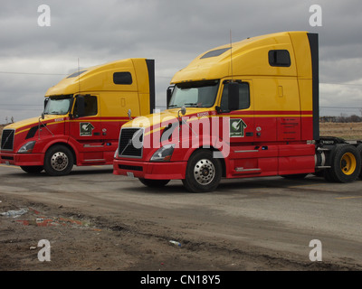 Vordere Kabine von gelben und roten Transport-LKW Stockfoto