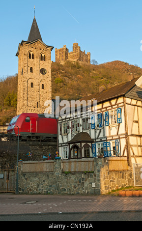 Güterzug durch das Dorf Wellmich unterhalb der Burg Maus bei der UNESCO gelistet "Oberes Mittelrheintal", Deutschland. Stockfoto