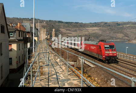 Zug vorbei an der mittelalterlichen Befestigungen bei Oberwesel im UNESCO aufgeführt "Oberes Mittelrheintal", Deutschland. Stockfoto