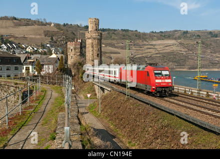 Zug vorbei an der mittelalterlichen Befestigungen bei Oberwesel im UNESCO aufgeführt "Oberes Mittelrheintal", Deutschland. Stockfoto