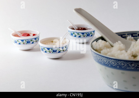 Neuheit-Schuss von chinesische Suppenschüssel mit Miniaturen Stockfoto