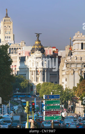 Madrid, Spanien. Blick nach unten Calle Alcala, Metropolis Gebäude von Puerta de Alcala. Stockfoto