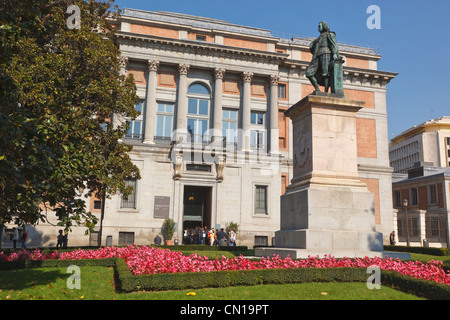 Madrid, Spanien. Statue des spanischen Künstlers Murillo außerhalb El Prado-Museum. Stockfoto