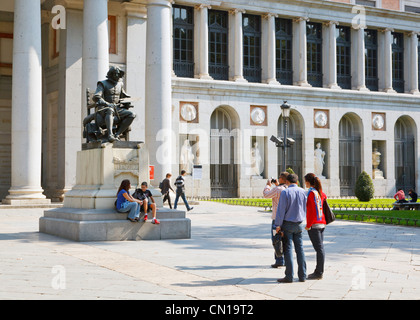 Madrid, Spanien. Besucher fotografieren vor der Statue des spanischen Künstlers Diego Velazquez außerhalb der El Prado-Museum. Stockfoto