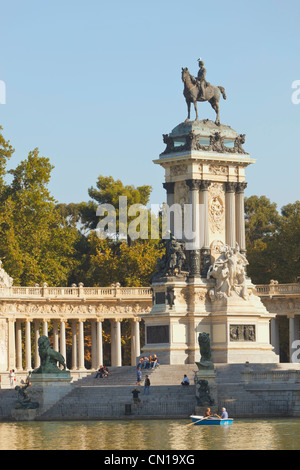 Madrid, Spanien. Rudern auf dem Estanque oder See, in El Retiro Gärten. Stockfoto