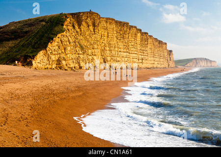 Die hoch aufragenden Klippen von West Bay auf der Jurassic Küste von Dorset England UK Stockfoto