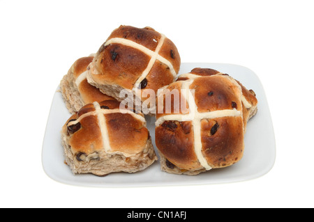 Hot Cross Buns auf einem Teller isoliert gegen weiß Stockfoto