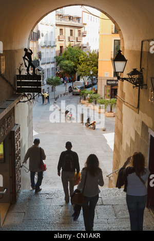 Madrid, Spanien. Der Arco de Cuchilleros führt in der Plaza Mayor. Stockfoto