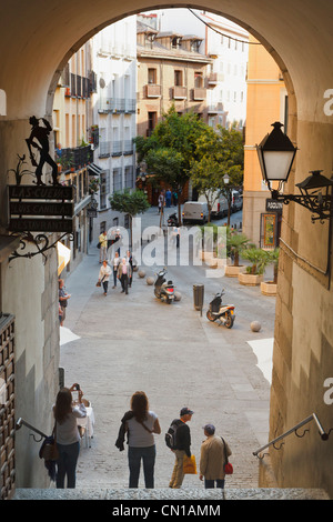 Madrid, Spanien. Der Arco de Cuchilleros führt in der Plaza Mayor. Stockfoto