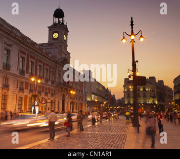 Madrid, Spanien. Puerta del Sol in der Abenddämmerung. Stockfoto