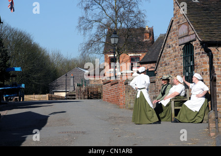 Ein Ende des Tages Klatsch und Get-together für Mitarbeiter in der Blist Hills viktorianischen Stadt, Teil der Ironbridge Gorge Museen. Stockfoto