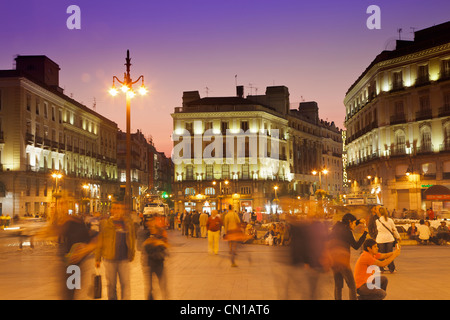 Madrid, Spanien. Puerta del Sol in der Abenddämmerung. Stockfoto