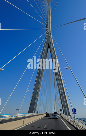 Frankreich, zwischen Calvados und Seine Maritime, der Pont de Normandie überspannt die Seine um die Städte Honfleur und Le Havre zu verbinden Stockfoto