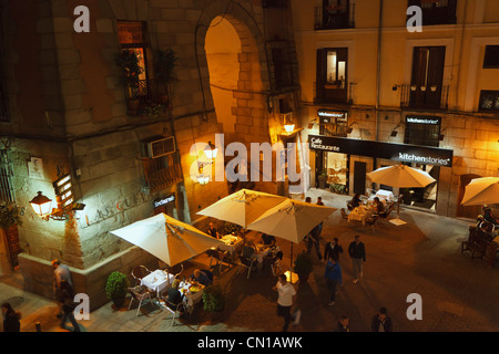 Madrid, Spanien. Außengastronomie durch den Arco de Cuchilleros führt in der Plaza Mayor. Stockfoto