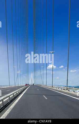 Frankreich, zwischen Calvados und Seine Maritime, der Pont de Normandie überspannt die Seine um die Städte Honfleur und Le Havre zu verbinden Stockfoto