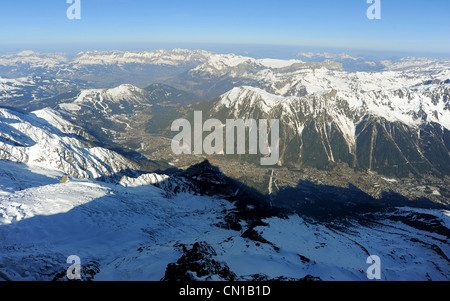 Der Blick von der oberen Aiguille du Midi, blickte nach Chamonix unten im Tal. Stockfoto